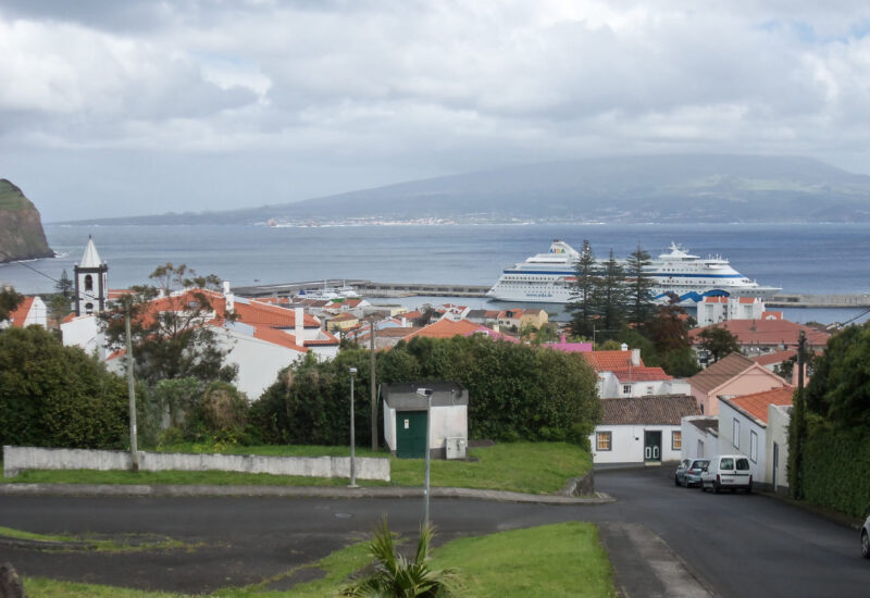 Horta - Blick auf den kommerziellen Hafen mit Kreuzfahrer "AidaCara"
