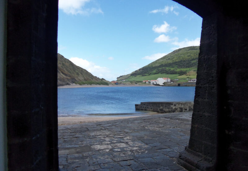 Blick durch Torbogen auf den Porto do Pim - Horta
