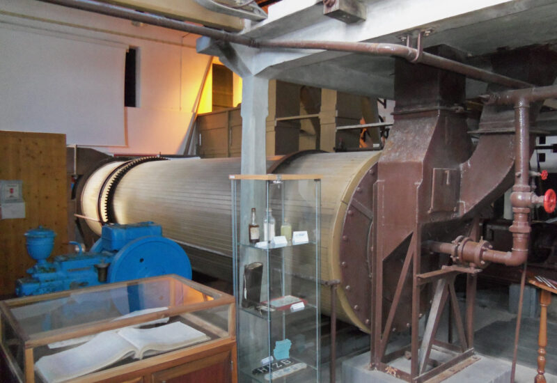 Maschinen in der Wal-Verarbeiktungsfabrik