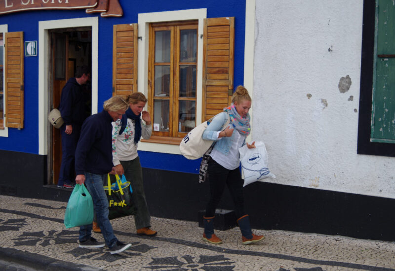 Horta - einige Crew Members der "Eye of the Wind" verlassen das Peters Cafe