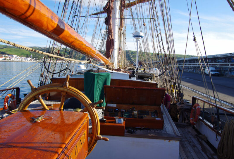 Horta - "Eye" noch am Pier kurz vor dem Auslaufen