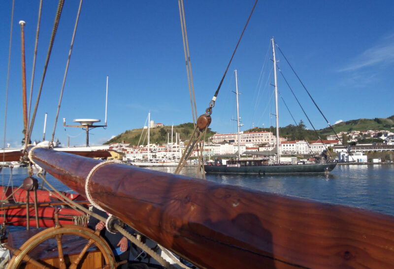 Blick zurück vom Pier auf Horta