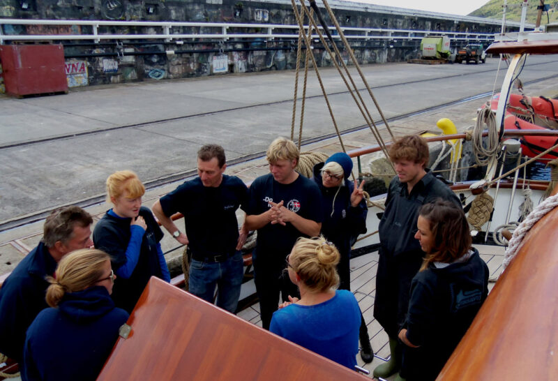 Die Besatzung erhält letzte Instruktionen vor dem Auslaufen