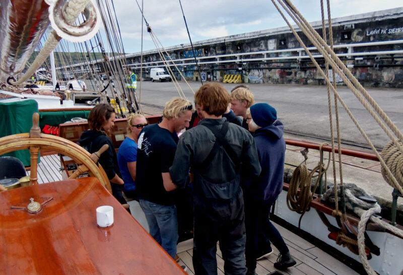 Die Besatzung erhält letzte Instruktionen vor dem Auslaufen