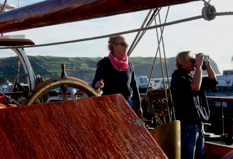 der Kapitän & Maat beim Auslaufen