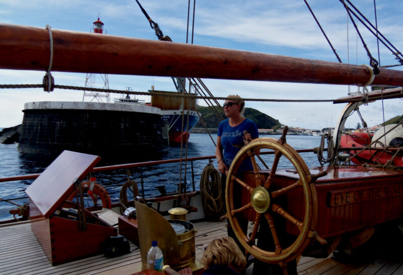 die "Eye" passiert die Hafenmole - Blick nach Steuerbord