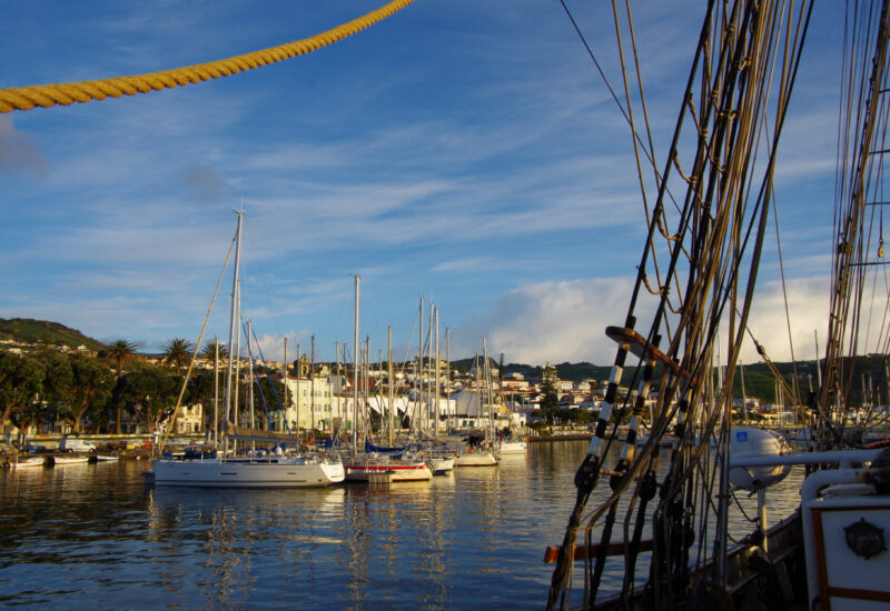 Die "Eye" am Pier in Horta - Blick zur Stadt