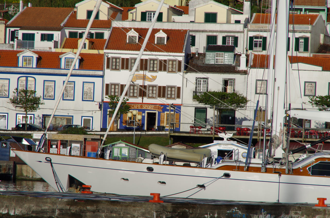 Blick vom Pier zum Peter's Cafe