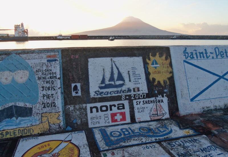 Hafen Horta mit Quaimauer-Gallerie - Morgenstimmung