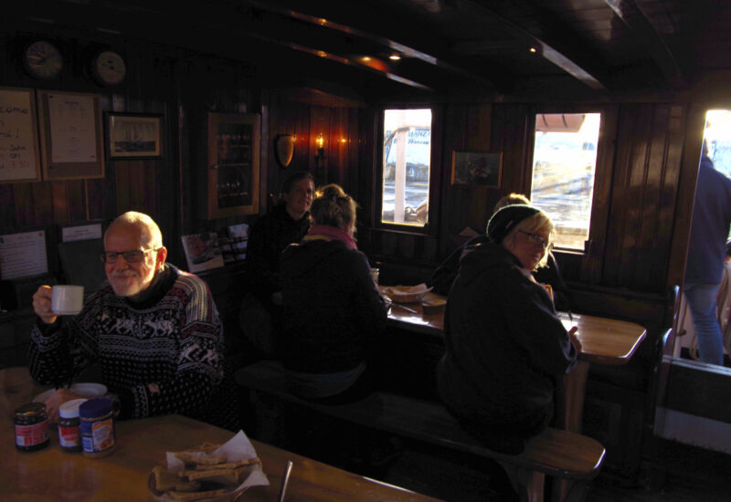 Frühstückskaffee vor dem Auslaufen in Horta