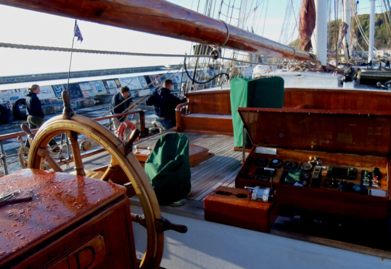 Vertzäuen der "Eye" am technischen Pier zum Bunkern