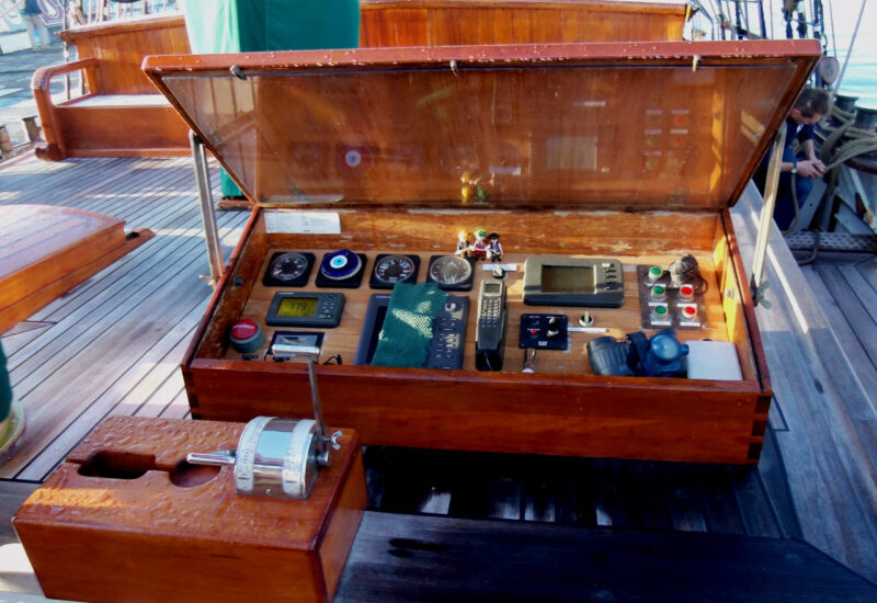 "Eye of the Wind" - Kasten mit Bedienungselementen für die Maschine