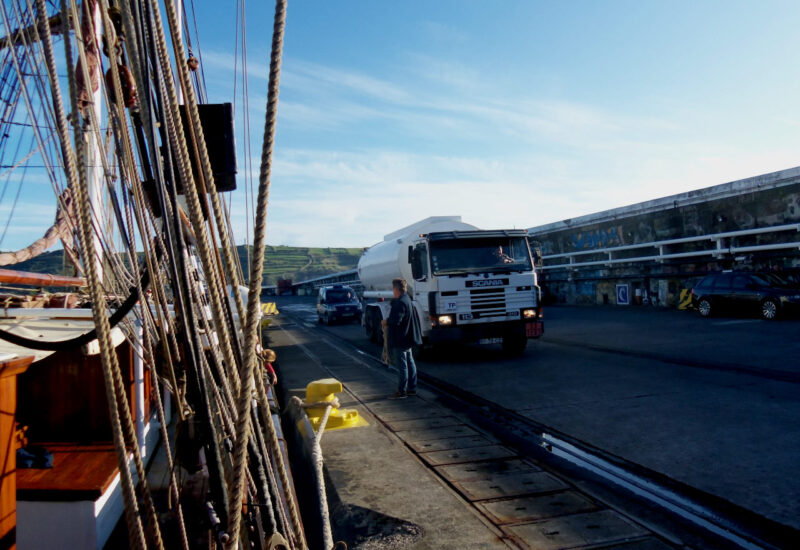Der Tankwagen nähert sich
