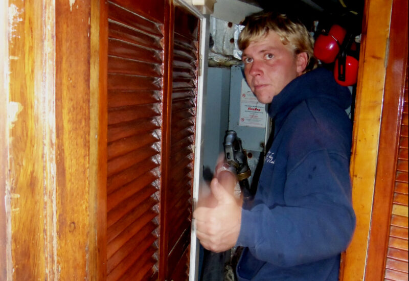 Deckhand Lars signalisiert dass der Tank voll ist