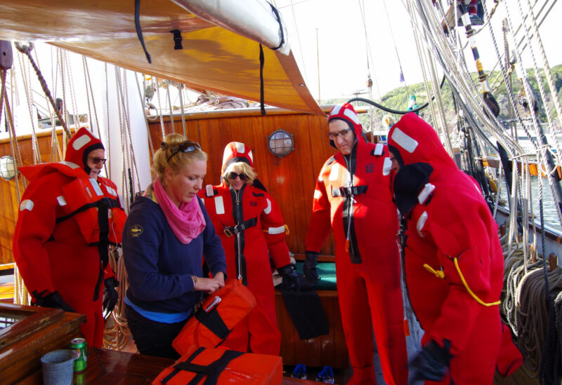 Vor dem Auslaufen - anprobieren der Überelbensanzüge
