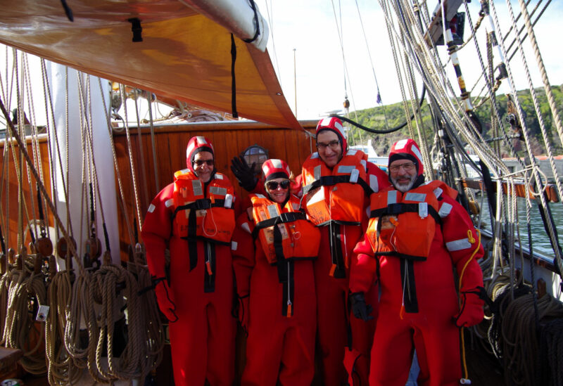 Vor dem Auslaufen - anprobieren der Überelbensanzüge - Gruppenbild