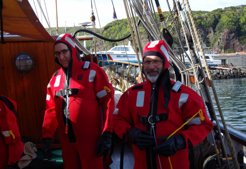 Vor dem Auslaufen - anprobieren der Überelbensanzüge - Vince & Bodo