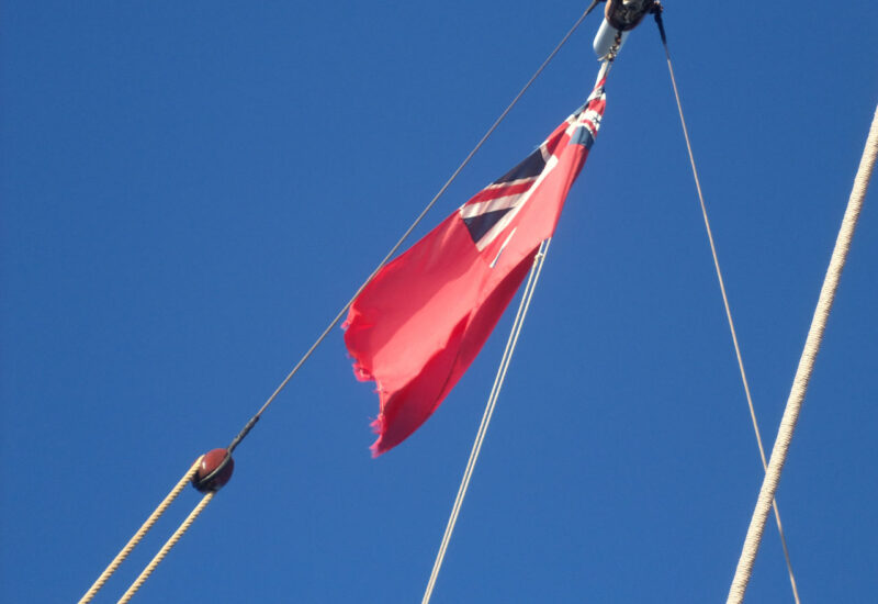 die Flagge von Jersey, dem Heimathafen der "Eye"